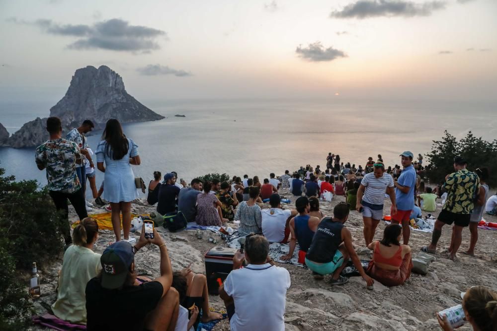 Aglomeraciones para ver el atardecer frente a es Vedrà