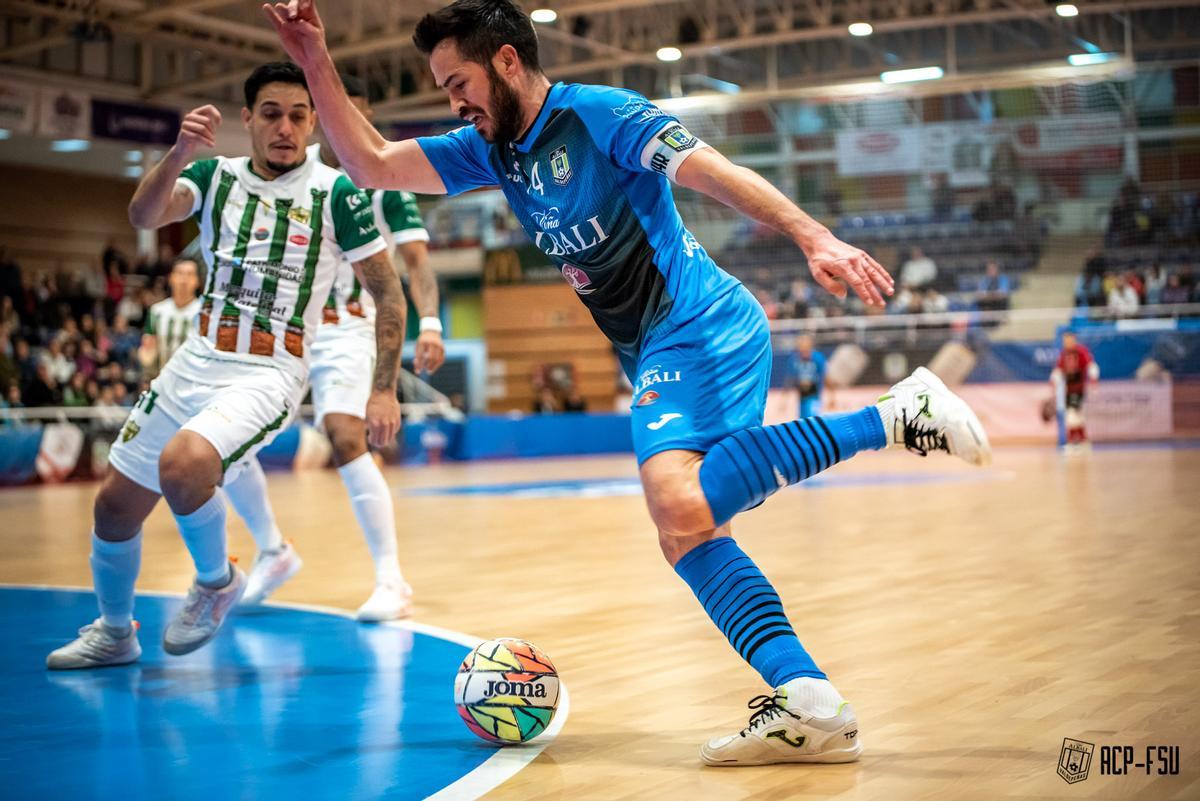 Antoniazzi, del Córdoba Futsal, al fondo en el partido ante el Viña Albali Valdepeñas.