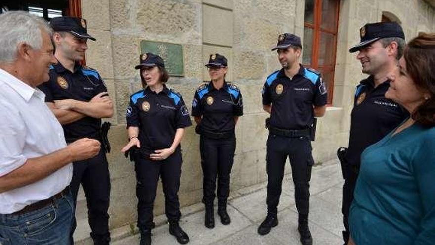 El alcalde saludando a los policías auxiliares. // Gustavo Santos