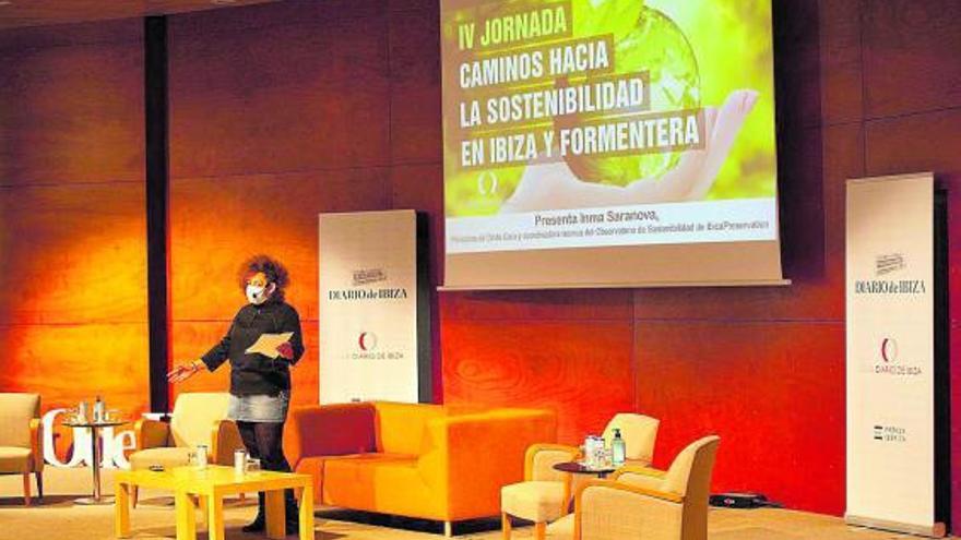 Inma Saranova, periodista de Onda Cero, fue la encargada de conducir la Jornada. | 
VICENT MARÍ