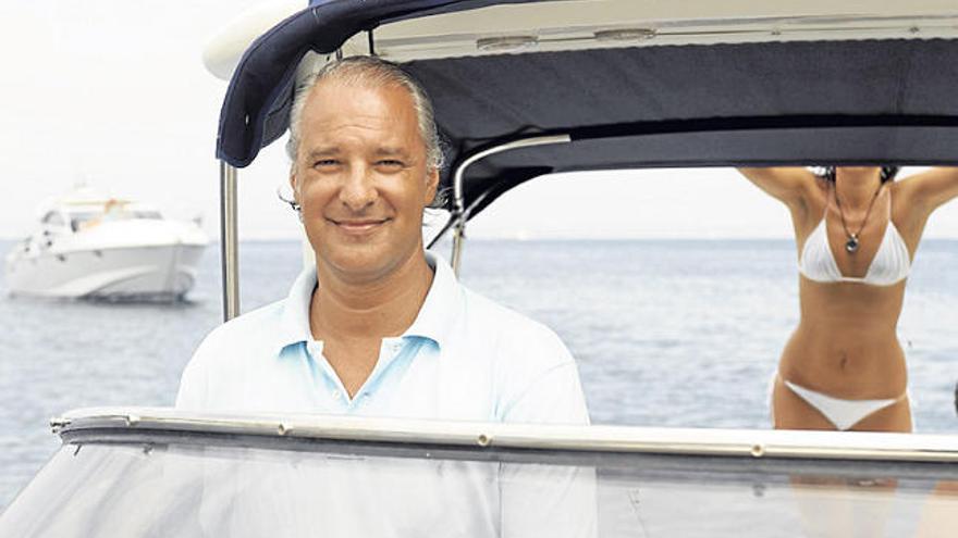 El doctor de la Peña navegando con su barco por la costa mallorquina.