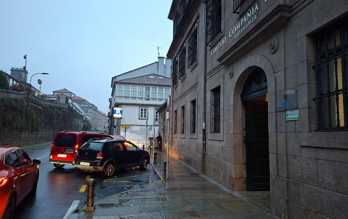 Los padres aparcan como pueden para dejar a sus hijos en los colegios