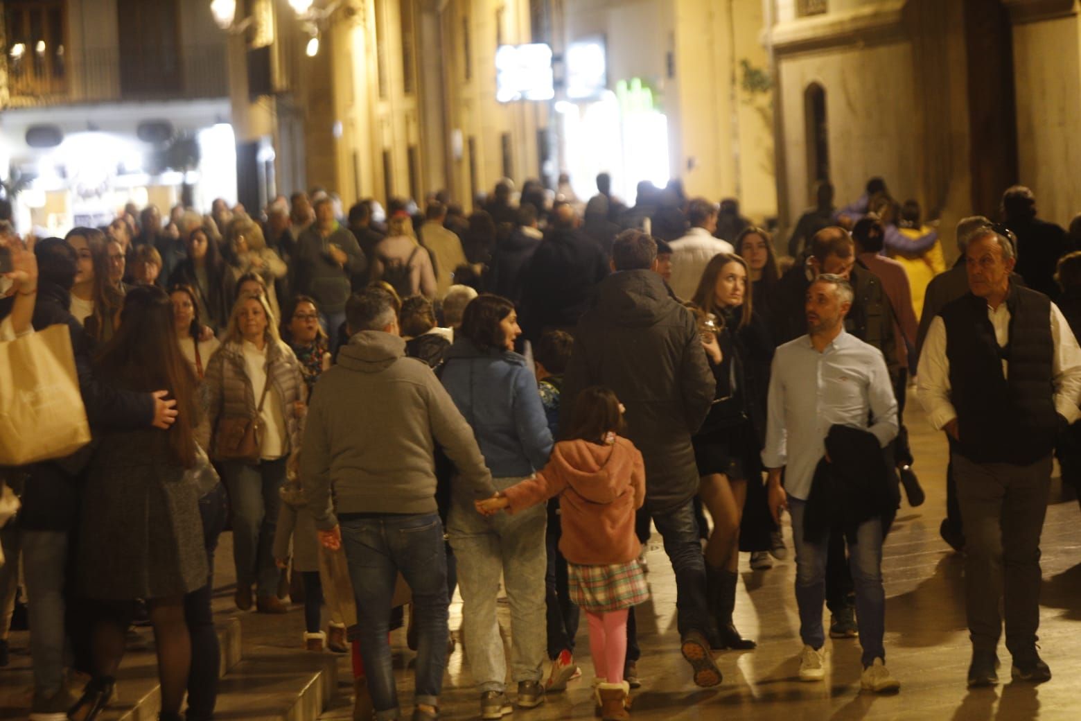 El turismo y las compras navideñas llenan las calles de València