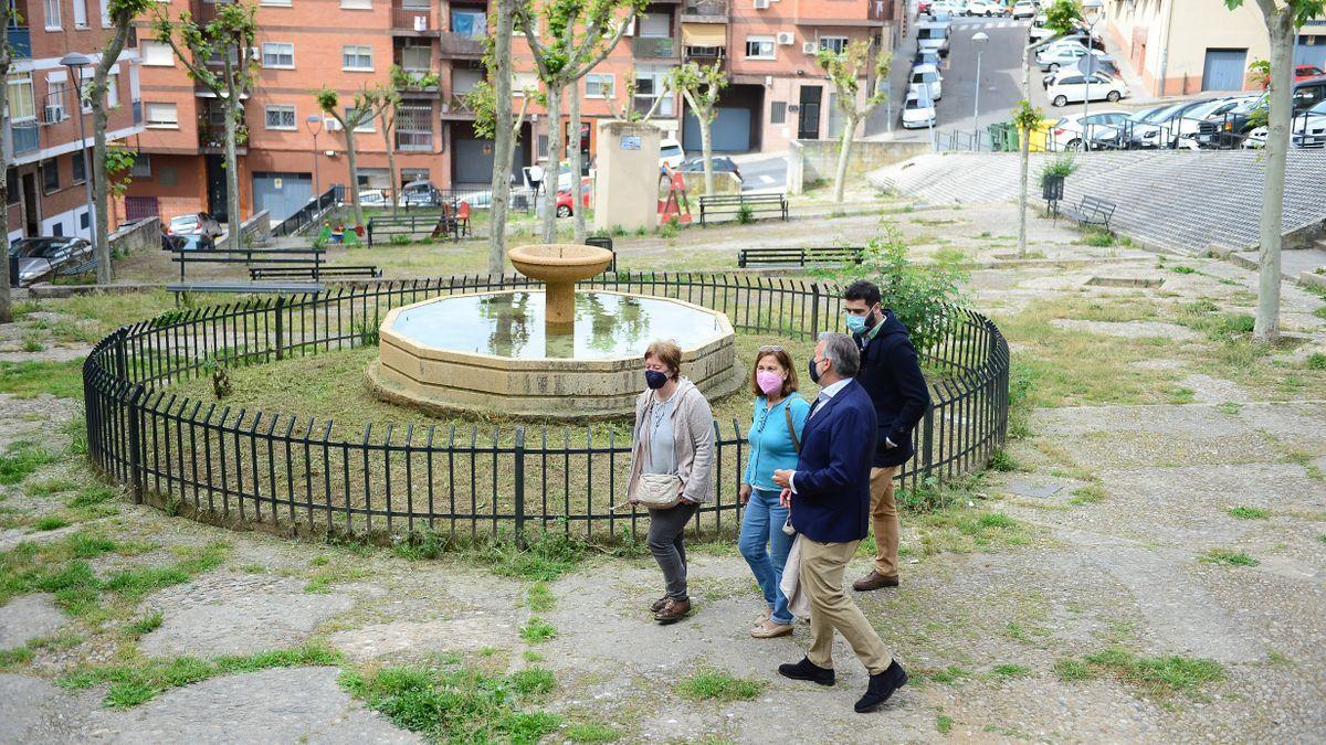 Visita vecinal con el alcalde a la plaza de la Constitución de Plasencia.