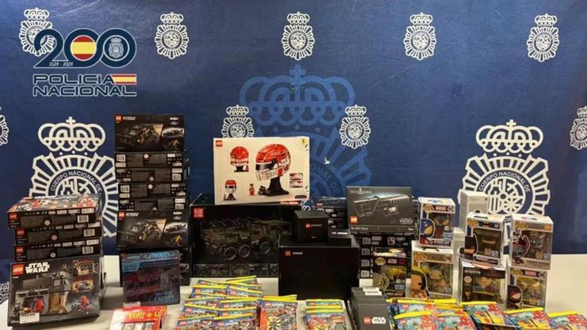 Objetos recuperados de la colección de juguetes robados.