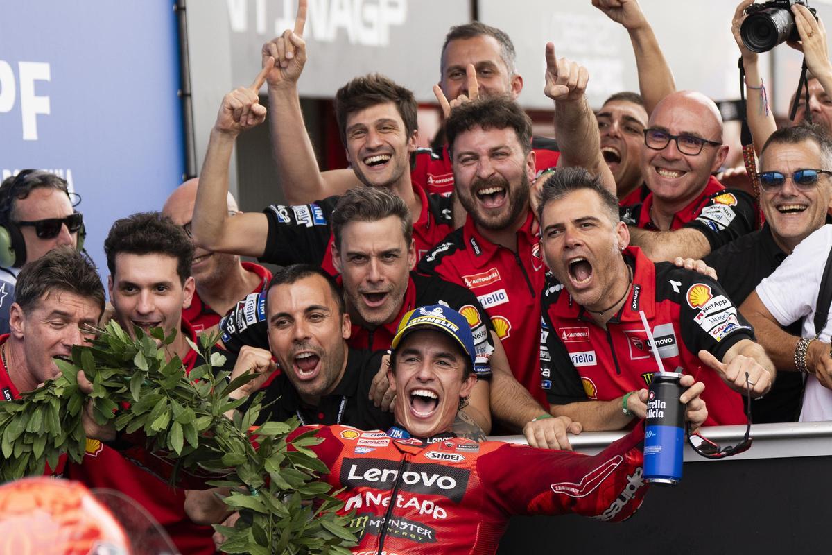 Marc Márquez, junto a su equipo, en el corralito de Termas de Río Hondo, Argentina.