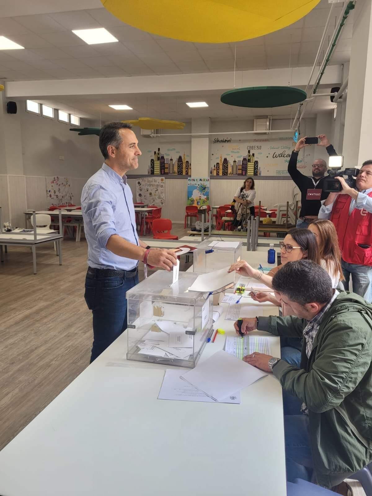 Carlos San José ejerciendo su derecho al voto este 28M en el CEIP Luis Cernuda de Elche