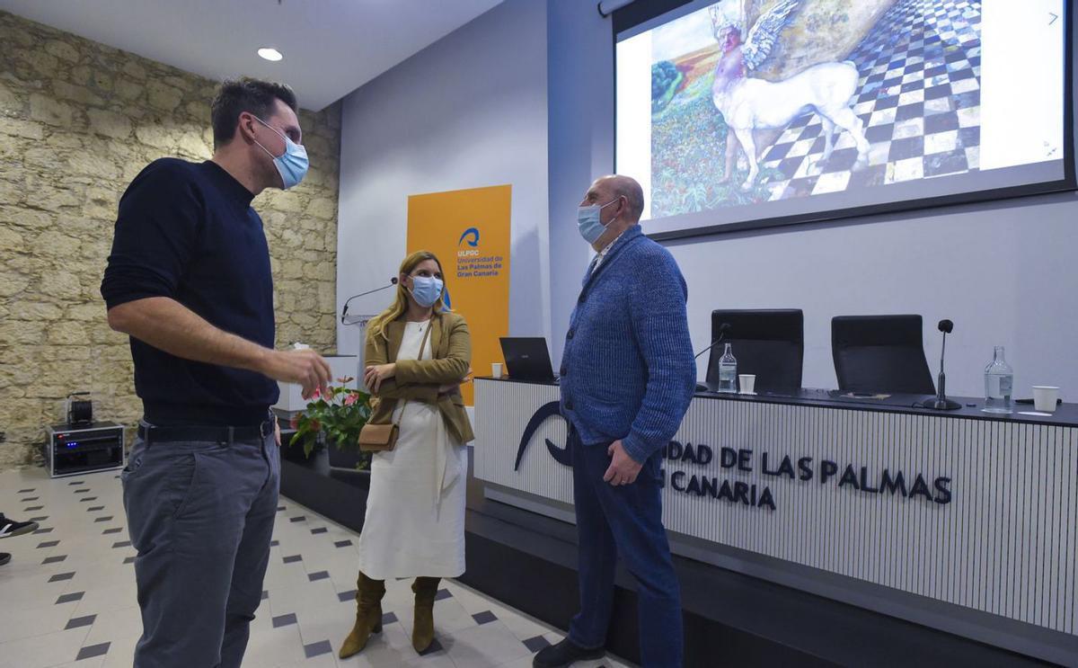 De izq., a dcha., el artista Pedro Lezcano, la comisaria Laura T. García Morales y el filósofo y crítico Fernando Castro. | | ANDRÉS CRUZ