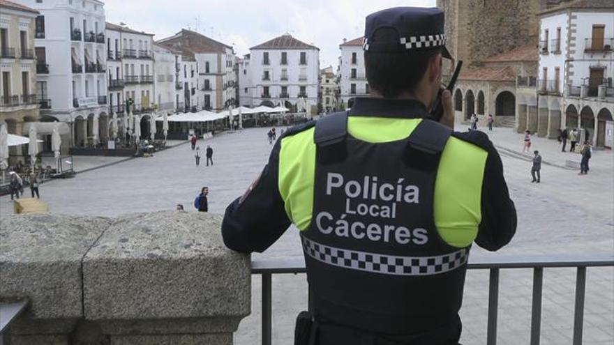 Policías locales de Cáceres critican que solo se den chalecos antibalas a los menores de 50