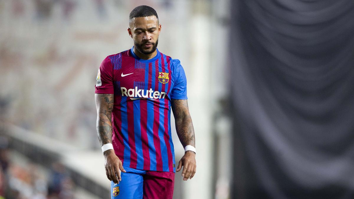 Memphis Depay se lamenta durante un partido del Barça