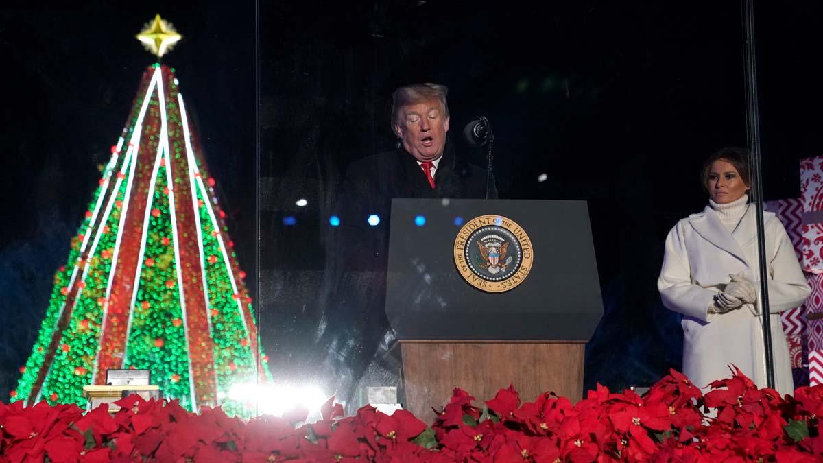 Donald Trump enciende la iluminación del árbol de Navidad en Washington.