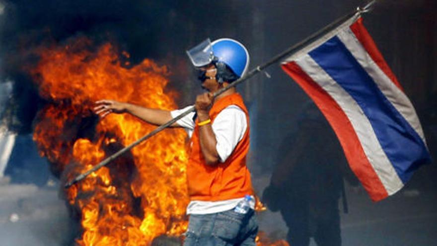 Un de los manifestantes ondea su bandera.