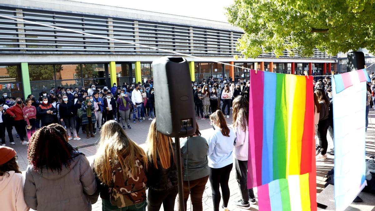 Alumnos y profesores del IES Benicalap condenan la agresión homófoba a un profesor.