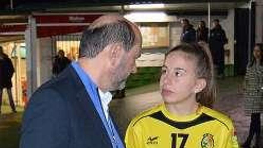 Paula González con Louzán, presidente de la Federación Gallega de Fúbol.