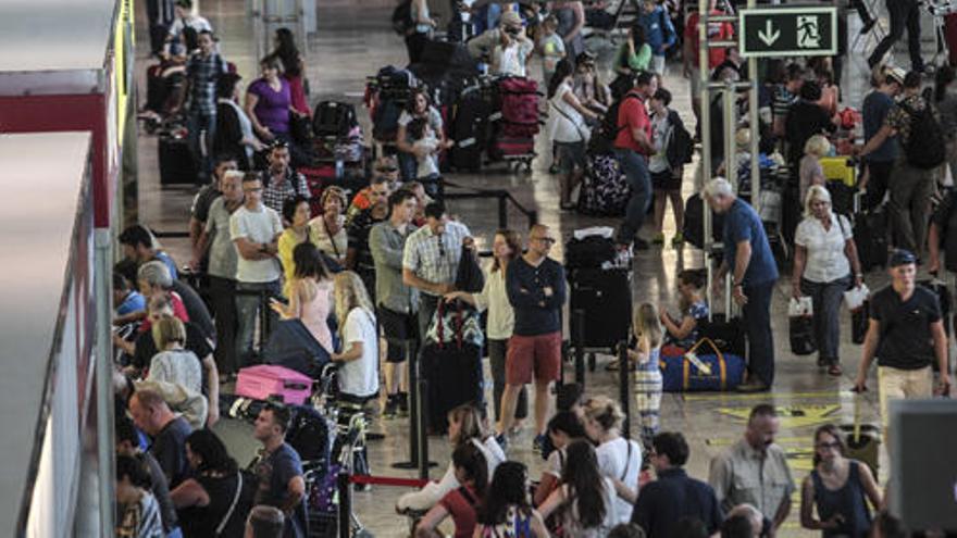 Pasajeros en el aeropuerto de Alicante - Elche.