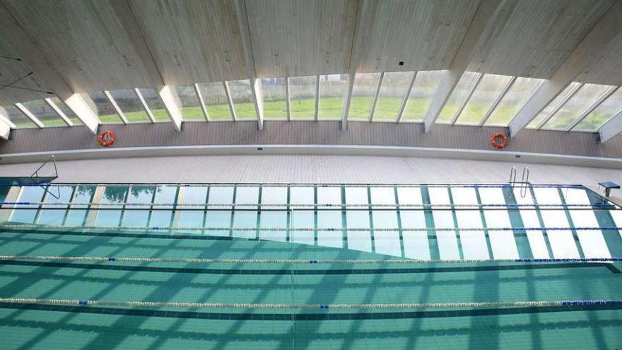 Las instalaciones de la piscina &quot;A Balea&quot;, ayer por la tarde, con los vasos llenos y listos para recuperar la actividad. // Gonzalo Núñez