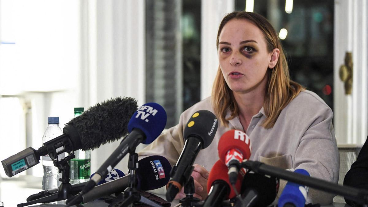 Margaux Pinot en rueda de prensa en Paris acusando a su ex entrenador de violencia y estrangulación