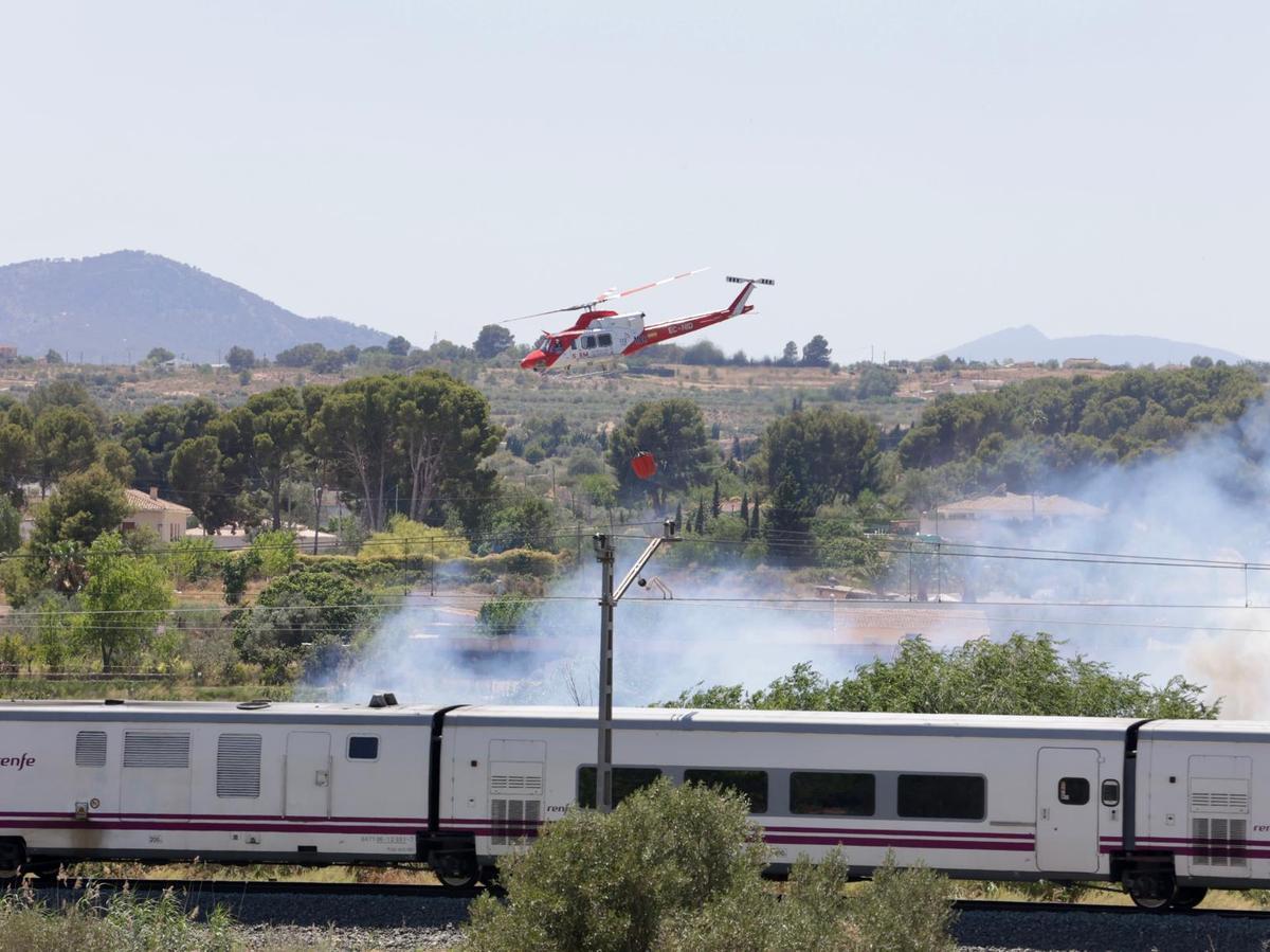 Las imágenes del incendio declarado en el cauce del río Vinalopó en pleno casco urbano de Sax Las imágenes del incendio declarado en el cauce del río Vinalopó en pleno casco urbano de Sax