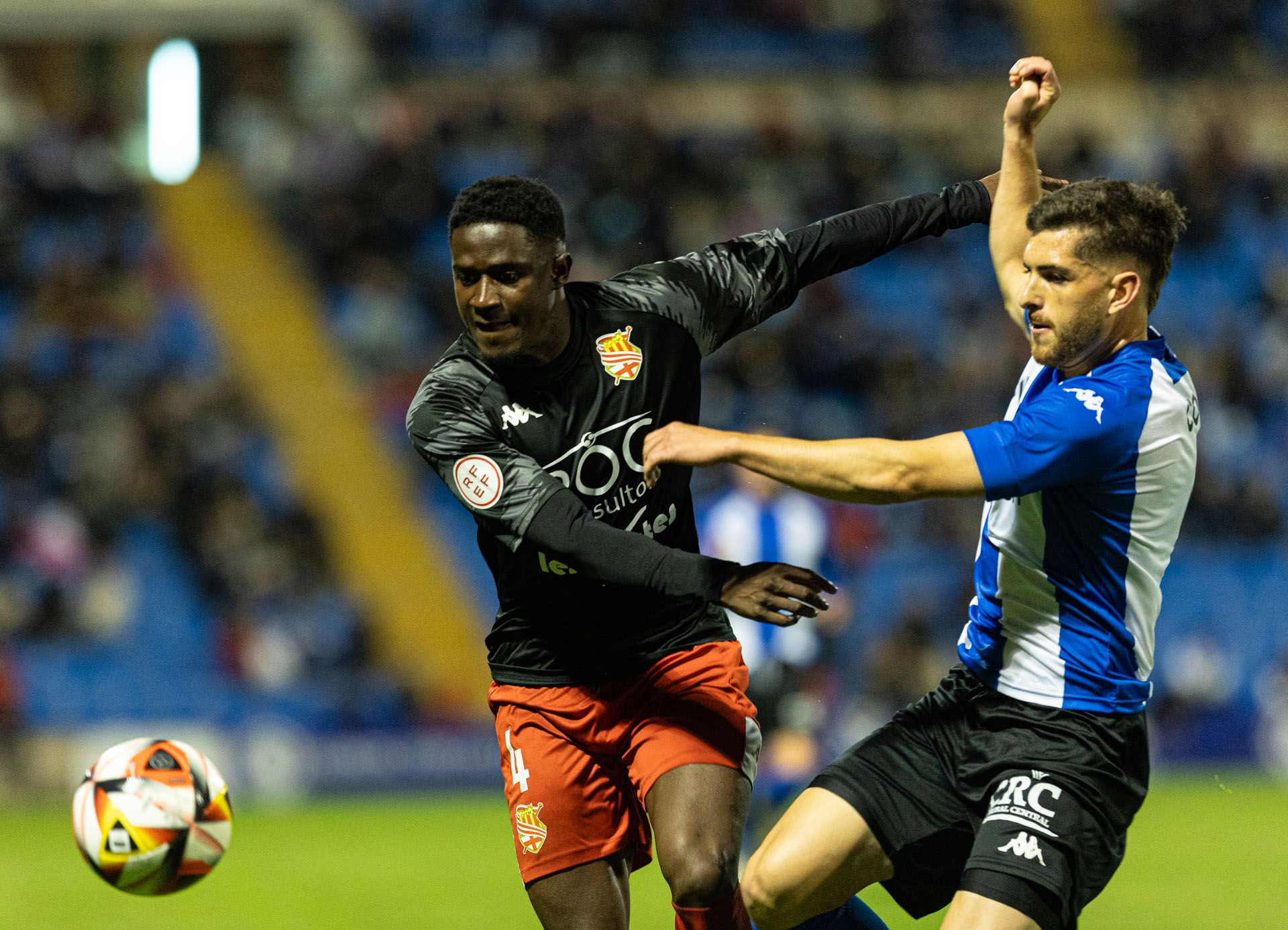 Samu Vázquez da los tres puntos al Hércules