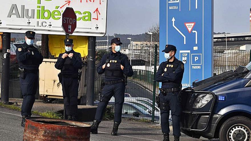 Agentes en Alu Ibérica LC, en el registro policial de marzo.   | // VÍCTOR ECHAVE