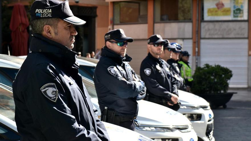 Agentes de la PolicÃ­a Local de Palma junto a sus coches patrulla.