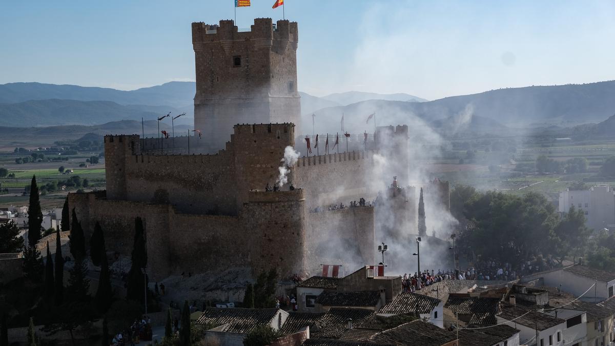 El Castillo de Villena, durante la celebración de las fiestas de la localidad.