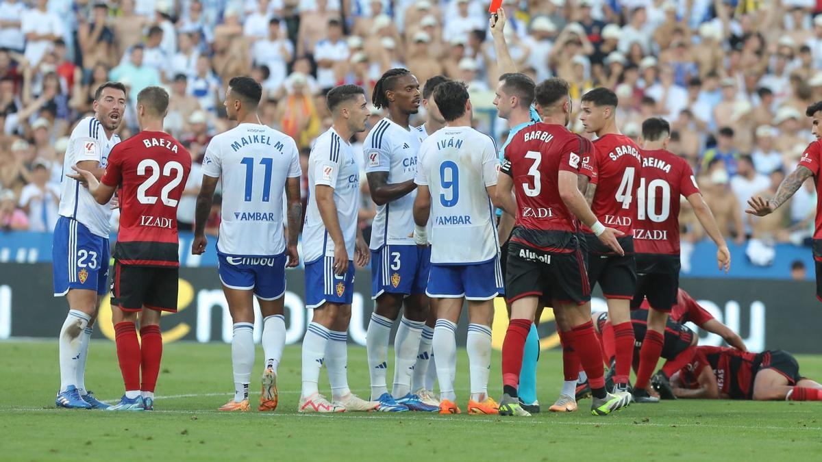 Galech Apezteguía muestra la roja a Enrich con el resto de jugadores zaragocistas protestando la acción.