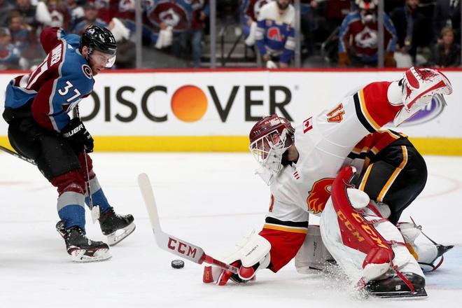 Mike Smith # 41 de Calgary Flames, guarda un disparo a puerta de J.T. Comper # 37 de Colorado Avalanche en tiempo extra durante la Conferencia Oeste durante las eliminatorias de la NHL Stanley Cup 2019 en el Pepsi Center, en Denver, Colorado.