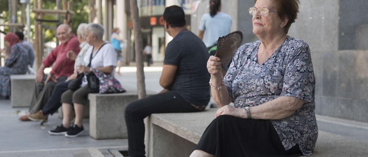 Conxita Pla, amb el seu ventall, ahir en un banc de la plaça de Sant Domènec | ALEX GUERRERO