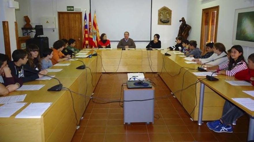 Niños y jóvenes tomaron la sala de plenos del Consell de Formentera.