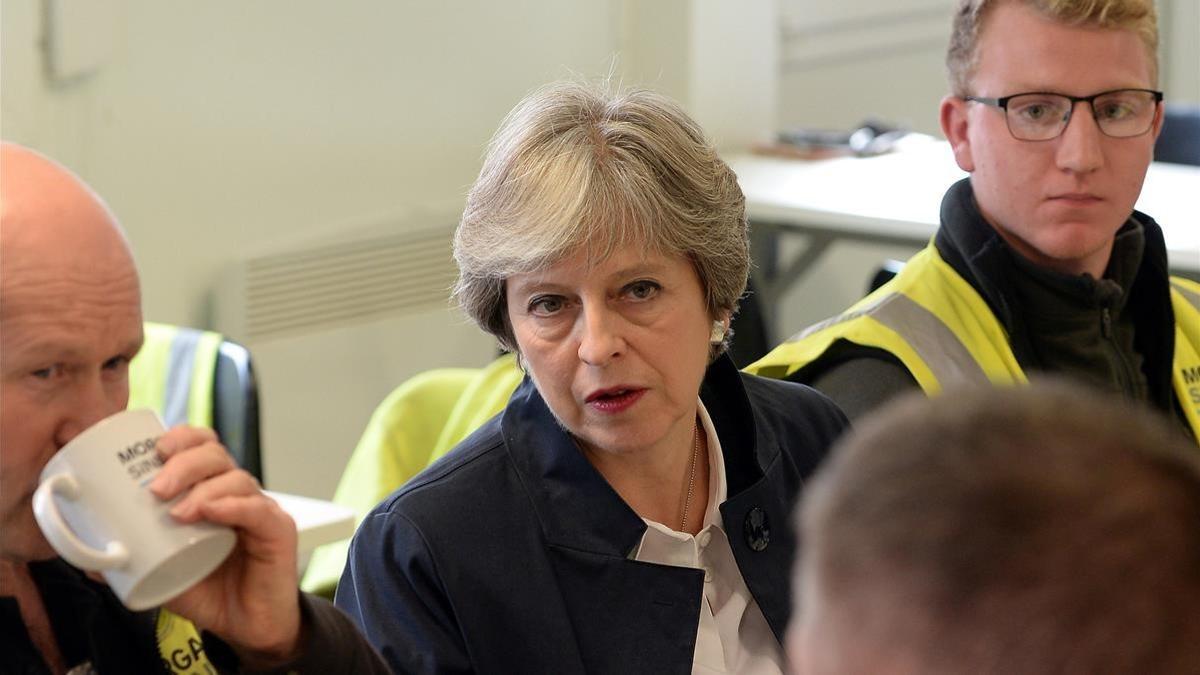 May, durante una visita a unas obras en Old Buckenham (Norfolk), el 26 de octubre.