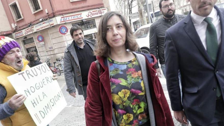Neus Truyol, recibida por cuatro animalistas en el Juzgado pidiendo su dimisión