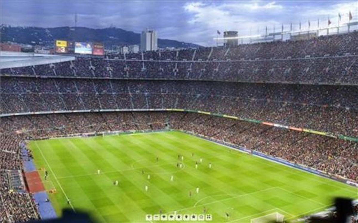 El Camp Nou, ple de gom a gom, minuts abans del començament del clàssic.