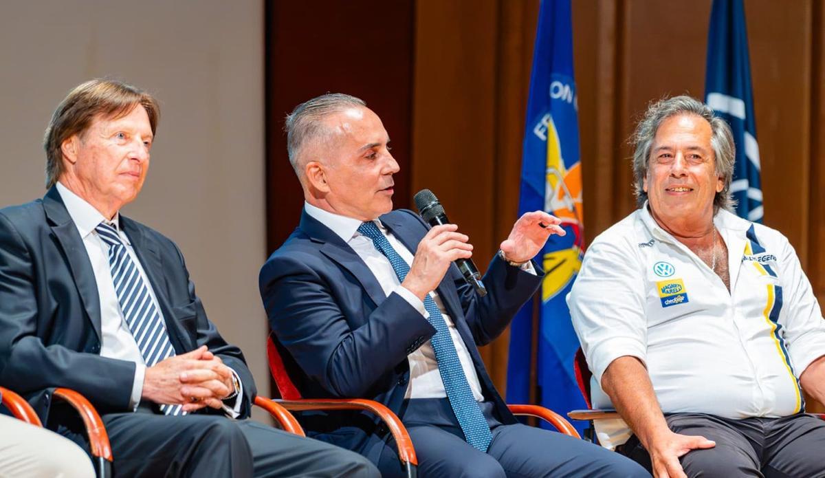 José Mari Ponce, Luis Monzón y Gustavo Trelles, durante el coloquio con el que arrancó el acto de presentación del ‘Islas Canarias’. |