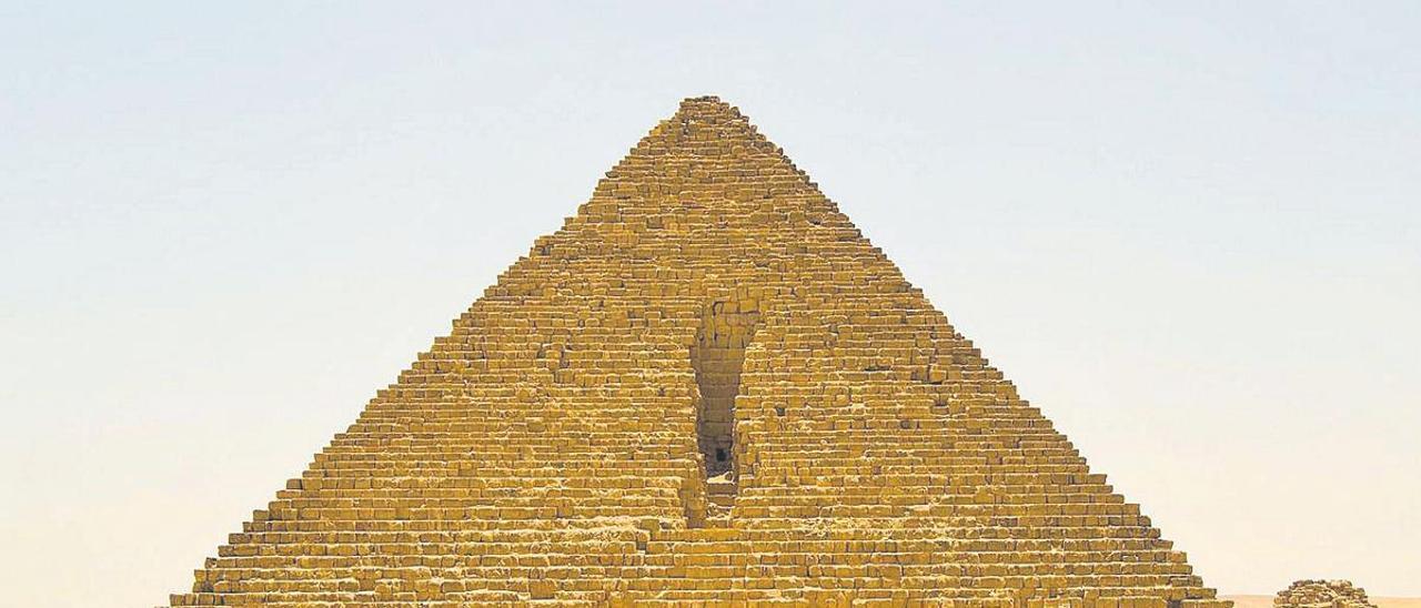 Pirámide de Micerinos, en la meseta de Giza.