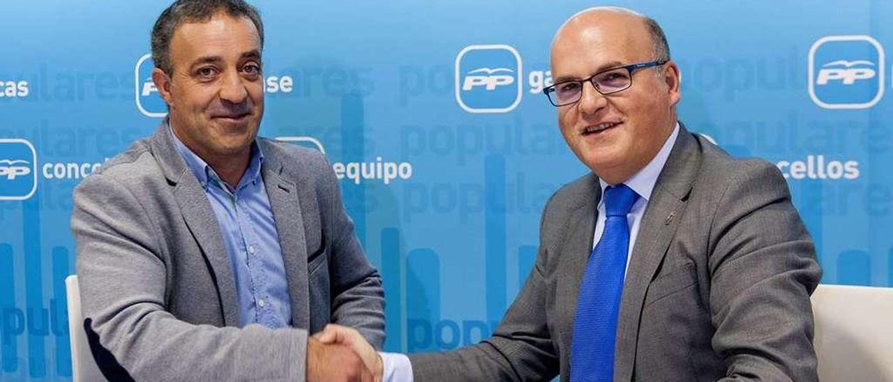 El alcalde de Os Blancos con Manuel Baltar, cuando el primero decidió afilirse al PP. // Iñaki Osorio