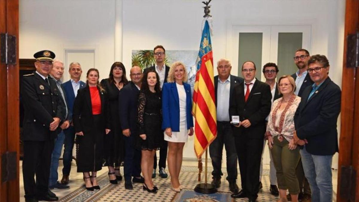 La corporación de Meliana junto con el galardonado, Francisco A. Cardells Martí.