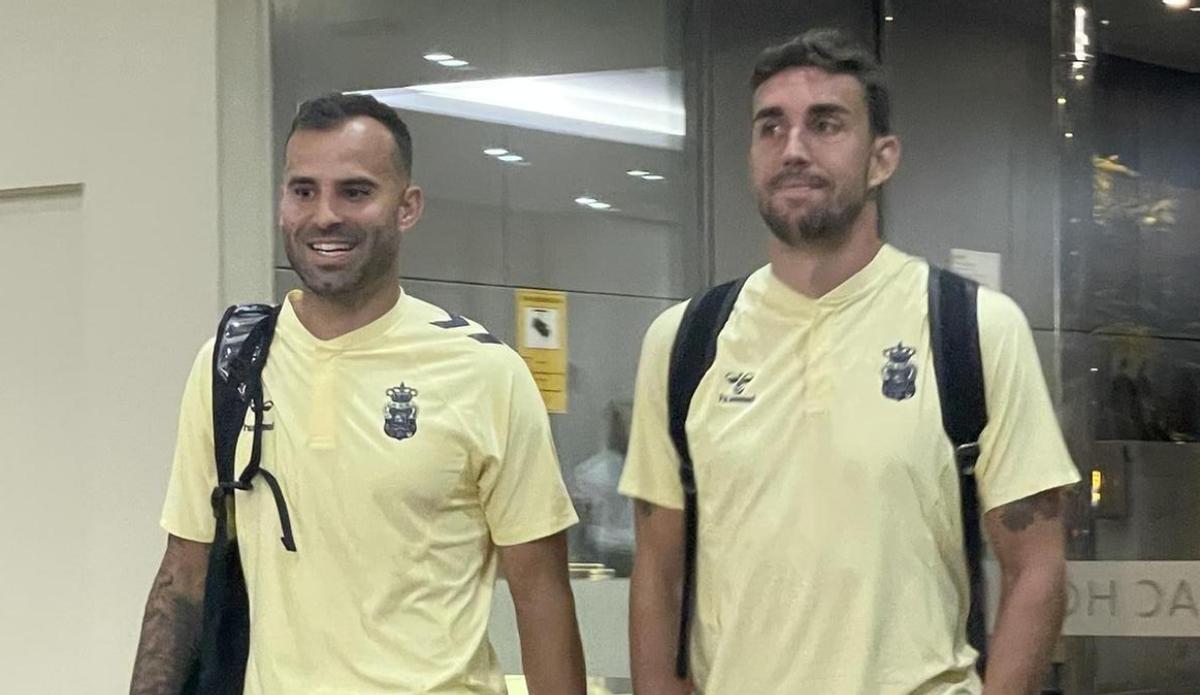 Jesé Rodríguez y Jaime Mata entrando al hotel