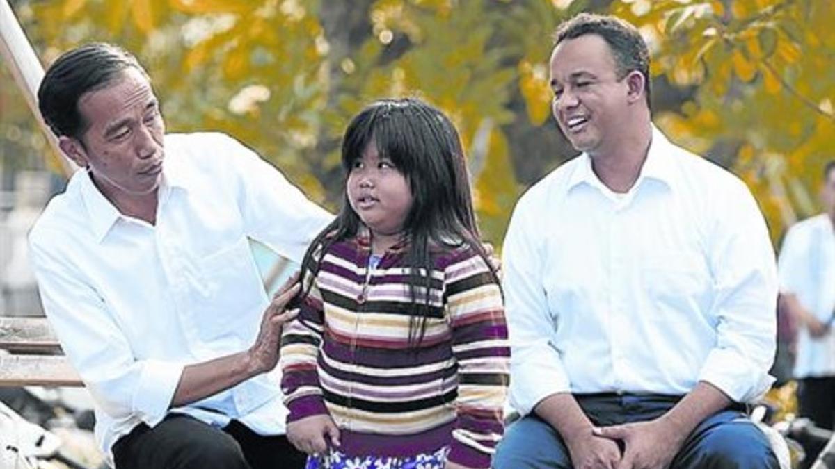 Con la gente 8Joko Widodo habla con una niña, ayer.