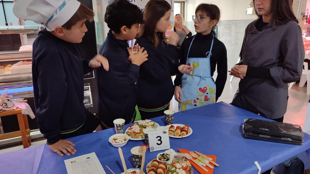 Escolares del colegio San Roque de Alcoy con el desayuno saludable que elaboraron para esta inicaitiva.