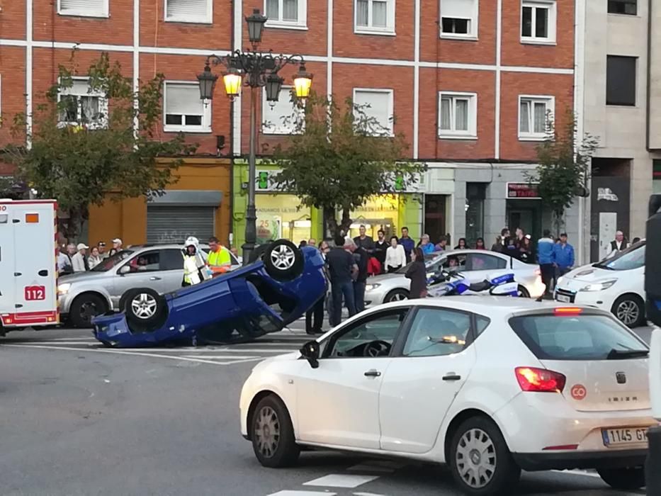 Un coche vuelca en una rotonda de Oviedo