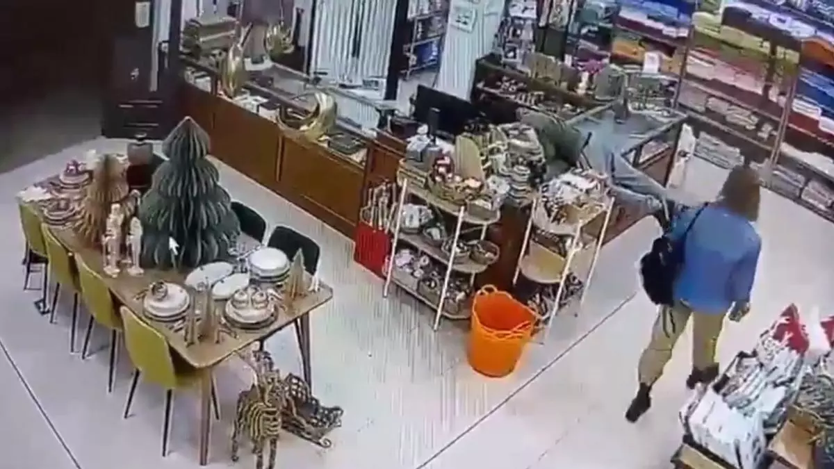 Una cámara capta cómo un hombre roba 1.500 euros en Fuerteventura