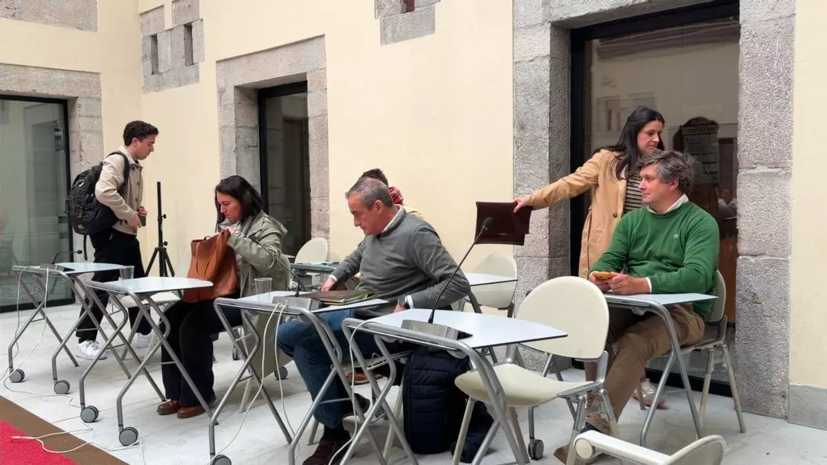 Guerra abierta en Llanes: durísimo ataque del concejal dimitido a la "casta corrupta" del PSOE, que contraataca acusando al equipo de gobierno de intentar tapar el "escándalo Valladares"