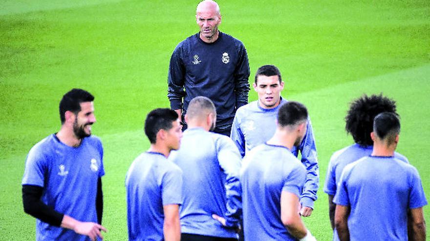 Zidane observa a sus jugadores en el entrenamiento de ayer.