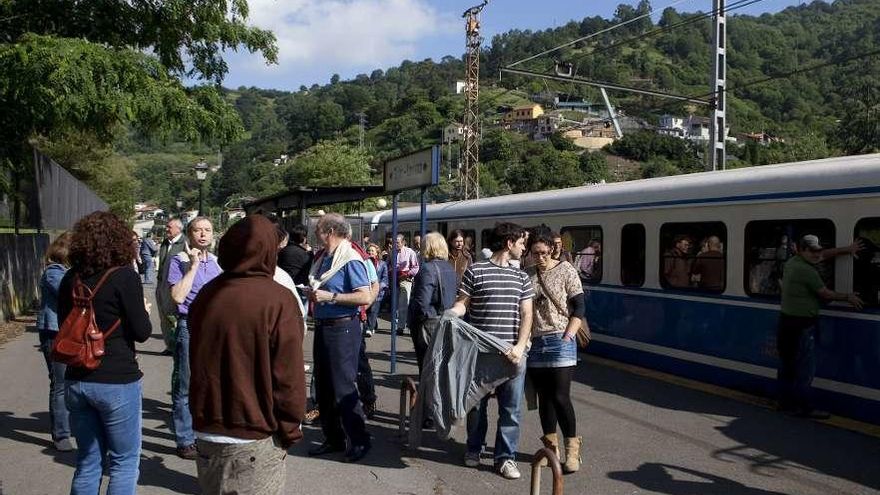 Visitantes en el Tren de la Biosfera, en uno de sus últimos viajes por la comarca del Nalón.