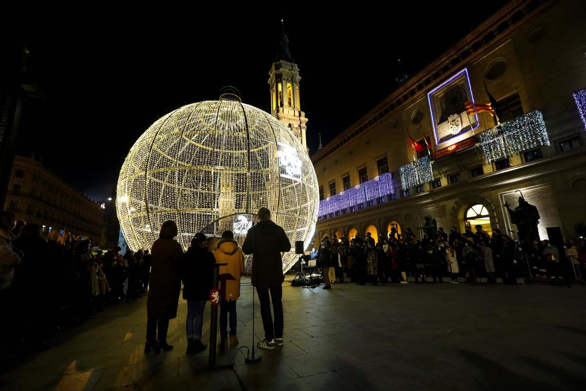 Bola de Navidad gigante en la plaza del Pilar de Zaragoza, en 2021.
