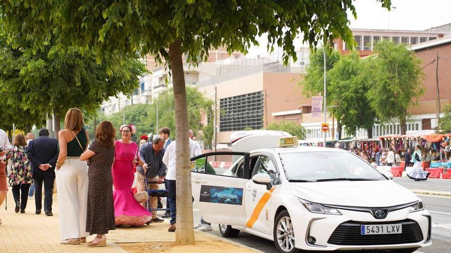 Batalla contra los 'taxis piratas' en Sevilla: la Policía intercepta y sanciona a cinco vehículos junto a la Feria