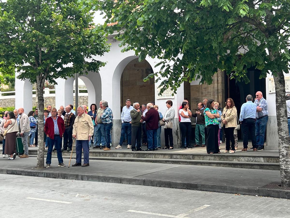 Asistentes al sepelio.