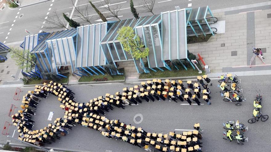 Vigo se abraza en un lazo humano por el cáncer infantil