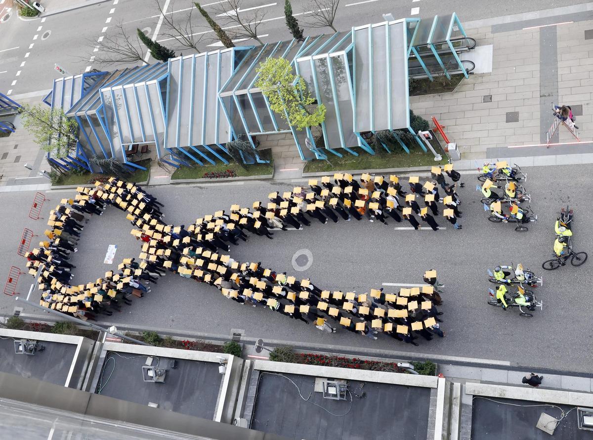 La pasada edición fueron 300 las personas que dieron forma al lazo humano.